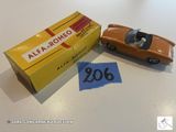 une voiture jouet posée à côté d'une boîte