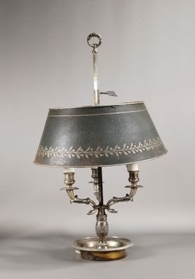 une paire de lampes de table plaquées argent, chacune munie d'un abat-jour