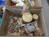 une boîte en carton remplie de jouets et d'un ours en peluche