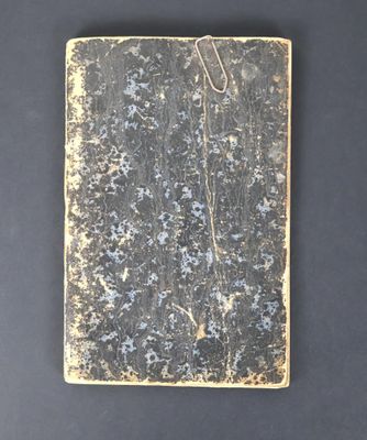 gros plan d'un livre sur une table avec un fond noir