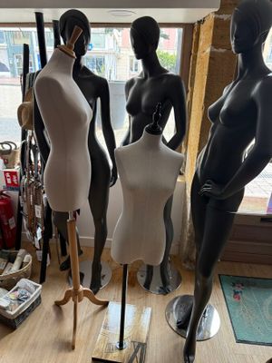 trois mannequins plastique et deux tissus - exposition le lundi 16 mar - Photo 1