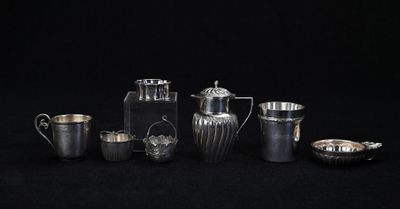 un assortiment d'articles en métal argenté sur fond noir