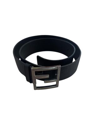 un gros plan d'une ceinture noire sur fond blanc