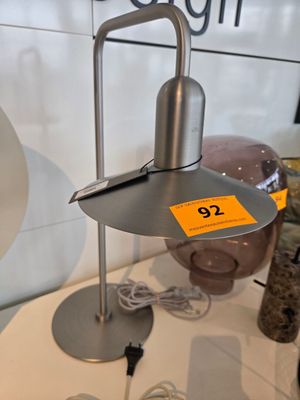 Lampe de table. Prix de vente TTC : 479€ Mise à prix : 50€