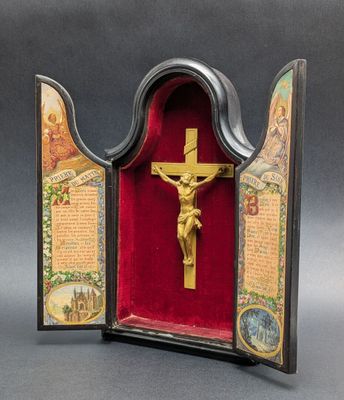 une image représentant un crucifix dans un écrin rouge orné d'une croix dorée