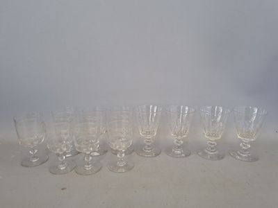 douze verres à vin alignés en rang sur une table