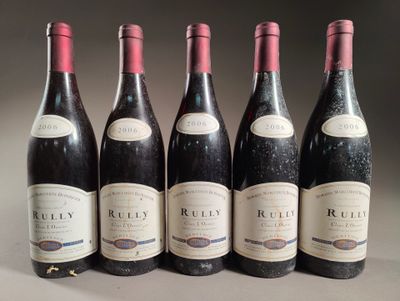 six bouteilles de vin rouge alignées sur une table