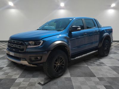une photo d'un pick-up bleu garé dans un garage