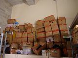 des boîtes empilées les unes sur les autres sur une étagère dans une pièce