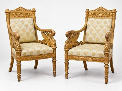 paire de chaises en bois sculpté avec accoudoirs rembourrés