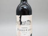 une bouteille de vin posée sur une table