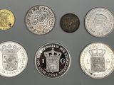 six pièces britanniques différentes sont disposées en ligne sur une surface grise