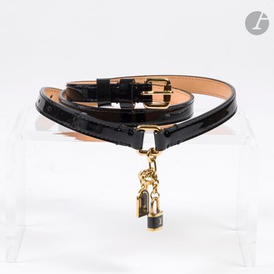Ceinture Chanel en cuir noir et doré avec chaîne dorée