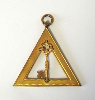 un triangle doré contenant une clé, sur un fond blanc