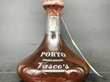 une bouteille d'alcool posée sur une table