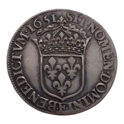 gros plan d'une pièce de monnaie surmontée d'une couronne