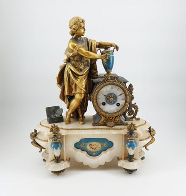 une statue représentant une femme avec une horloge posée sur une table