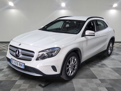 Le SUV Mercedes GLA blanc est garé dans une grande pièce.