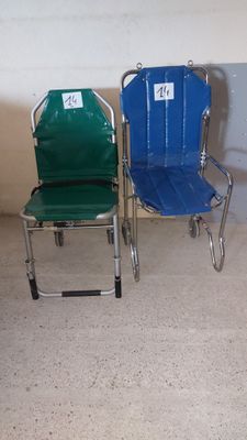 trois chaises assises l'une à côté de l'autre dans une pièce