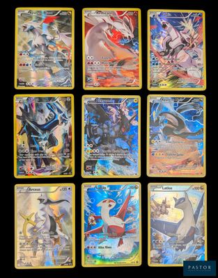 Les cartes Pokémon sont alignées sur une surface noire.