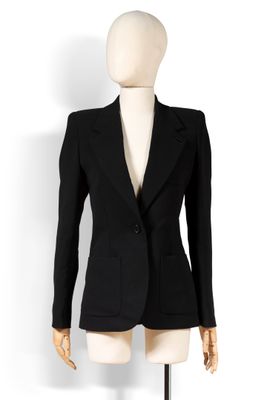 un blazer noir sur un mannequin, sur fond blanc