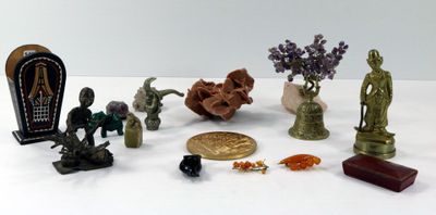 beaucoup de petites figurines qui se trouvent sur la table