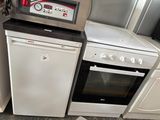 un micro-ondes et un lave-vaisselle posés sur le plan de travail de la cuisine
