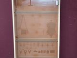 une vitrine en verre contenant de nombreux objets