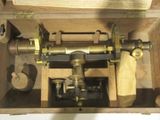 une boîte en bois contenant une machine à l'intérieur