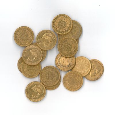 une pile de pièces d'or sur une surface blanche