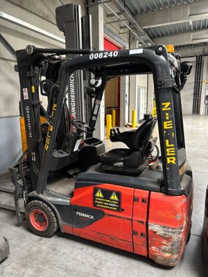 un chariot élévateur à fourche garé dans un garage