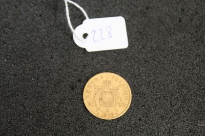 gros plan d'une pièce de monnaie portant une étiquette de prix