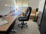 un bureau avec une chaise et un ordinateur dessus