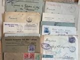 de nombreuses vieilles lettres et enveloppes qui se trouvent sur la table