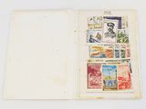 un livre avec des timbres, posé sur une table