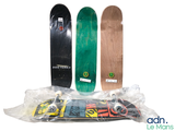 trois skateboards posés les uns à côté des autres sur une surface blanche
