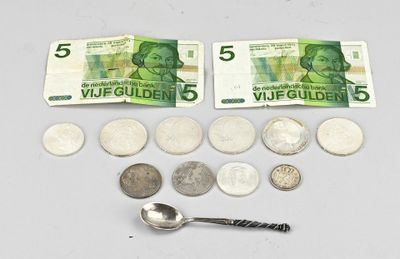 beaucoup de pièces et une cuillère posées sur une table