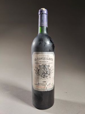 une bouteille de vin posée sur une table