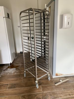 une photo d'une cuisine dans laquelle se trouve une étagère en métal