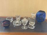 un grand nombre d'objets en verre posés sur une table