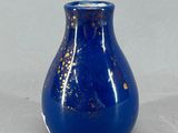 un vase bleu posé sur une table