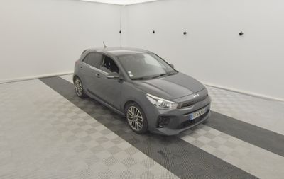 la voiture grise est garée dans le garage sur le sol en damier