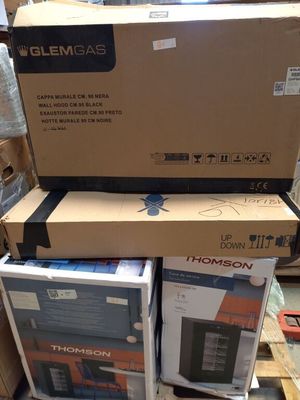 boîtes empilées dans une pièce