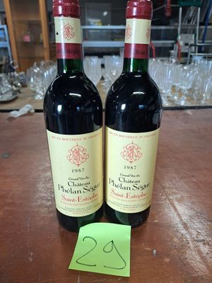 deux bouteilles de vin posées sur une table, avec une étiquette de prix