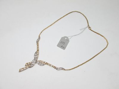 gros plan d'un collier sur une surface blanche avec une étiquette de prix