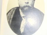 une vieille photo d'un homme en costume-cravate