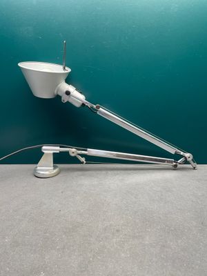 un gros plan d'une lampe posée sur une table