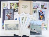 beaucoup de cartes et de cartes postales sur la table