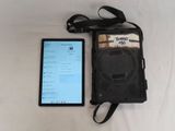 une tablette et un téléphone portable posés sur un lit