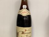 une bouteille de vin posée sur une table en verre